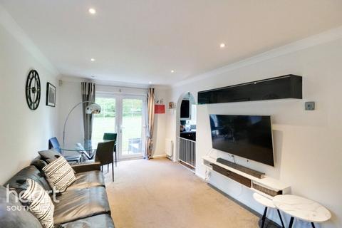 2 bedroom apartment for sale, Cunard Crescent, London