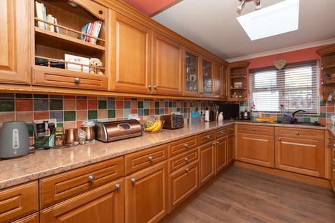 4 bedroom semi-detached house for sale - Whitfield Avenue, Broadstairs, CT10