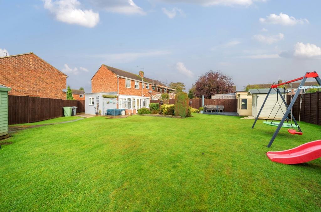 Queensway, Grantham, Lincolnshire, NG31 3 bed semidetached house for