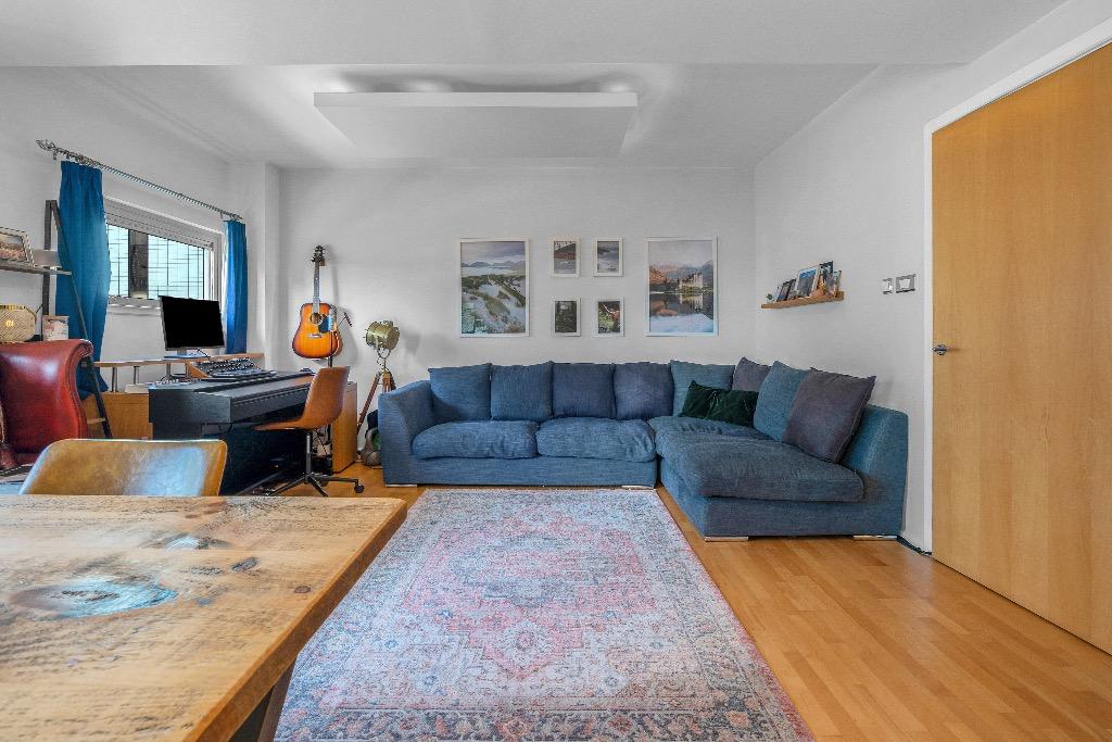 Breadalbane Street, Leith, Edinburgh... 2 bed flat £1,400 pcm (£323 pw)