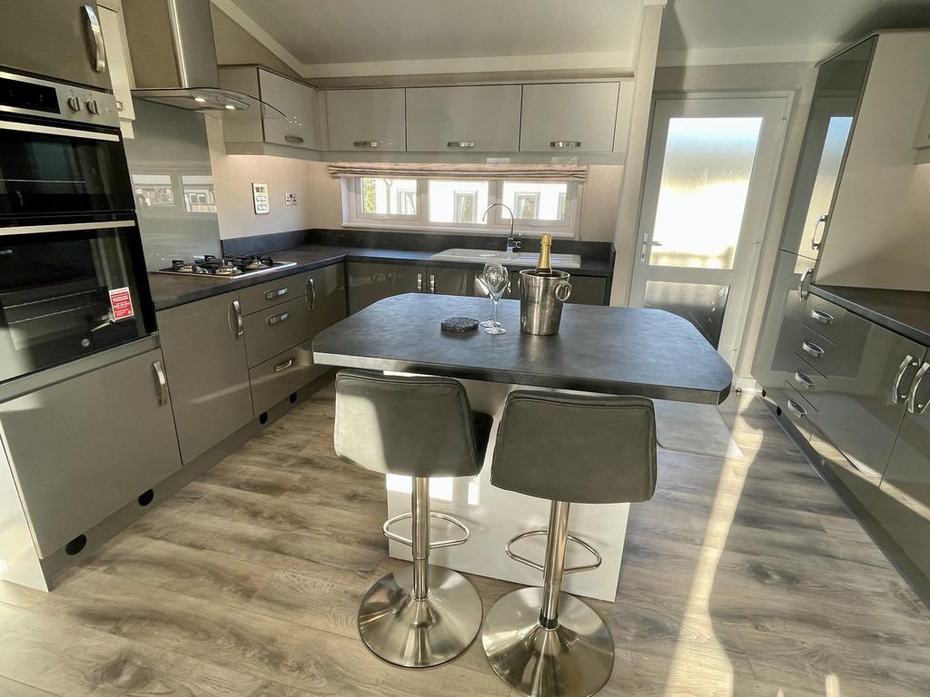 West Malling, Kent, ME19 2 bed park home for sale £280,000