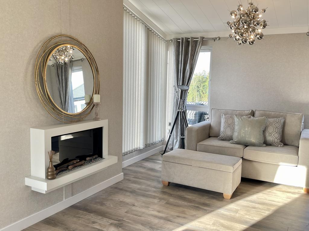West Malling, Kent, ME19 2 bed park home for sale £280,000
