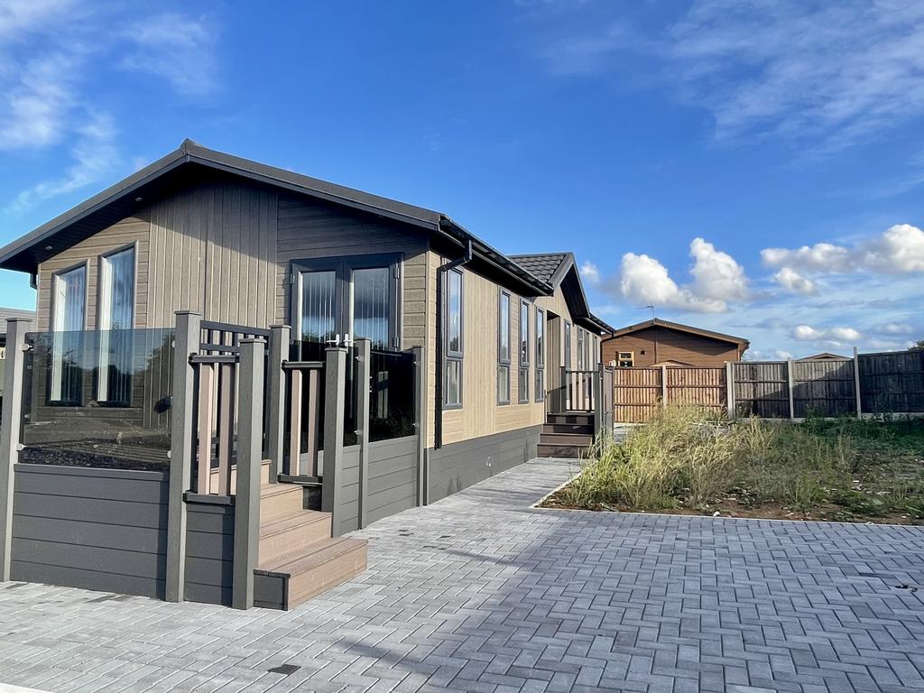 West Malling, Kent, ME19 2 bed park home for sale £280,000