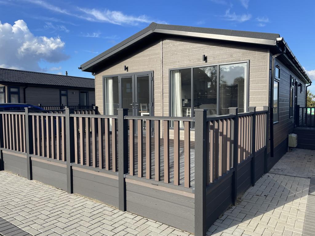 West Malling, Kent, ME19 2 bed park home for sale £255,000