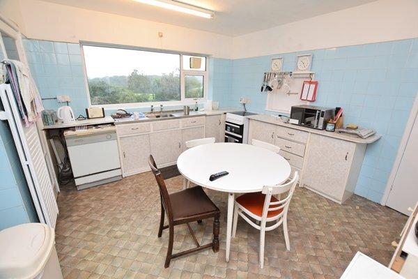 Breakfast/kitchen