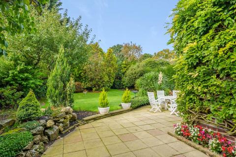 15 Fairholme Gardens, London, N3 3ED