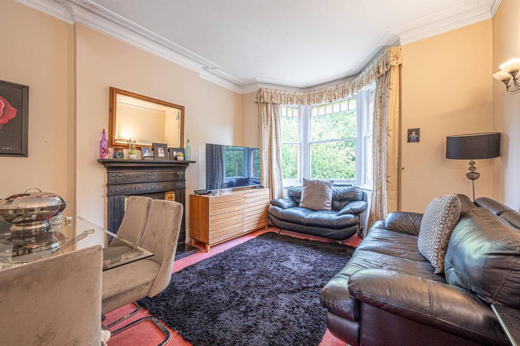 Kylemore House, Mill Hill, London, NW7 3 bed for sale £575,000