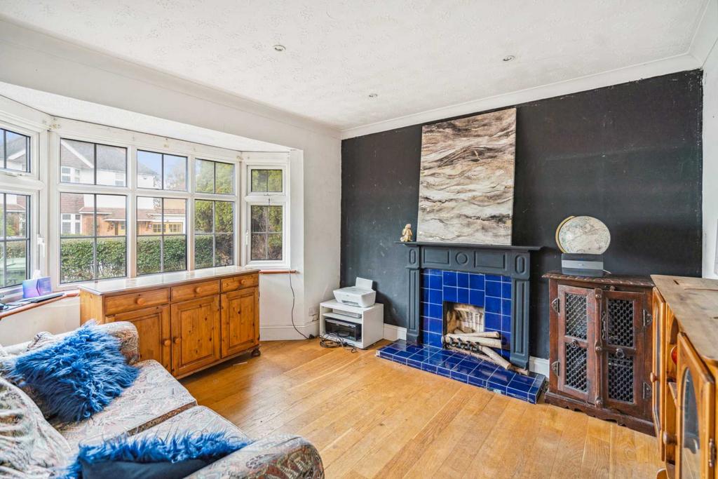 Bournehall Avenue, Bushey 3 bed detached house for sale £750,000
