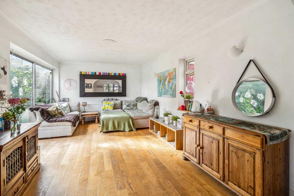 Bournehall Avenue, Bushey 3 bed detached house for sale £750,000