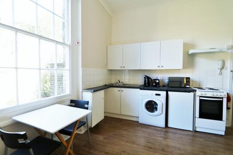 Studio to rent, Richmond Avenue, London N1