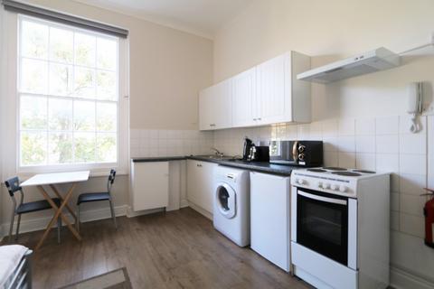 Studio to rent, Richmond Avenue, London N1