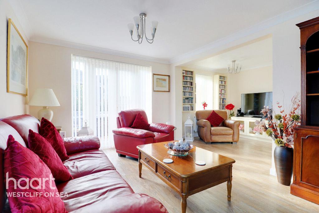 Apollo Drive, SOUTHENDONSEA 5 bed link detached house £550,000