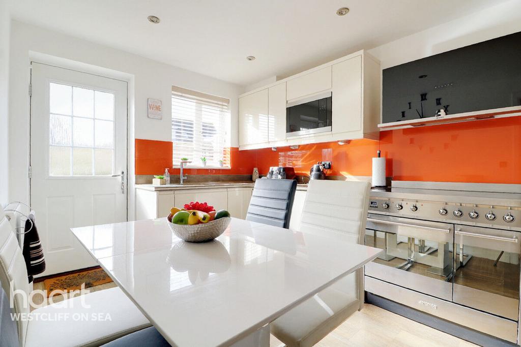 Apollo Drive, SOUTHENDONSEA 5 bed link detached house £550,000