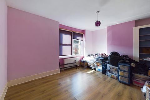4 Hanman Road, Gloucester, GL1 4TG