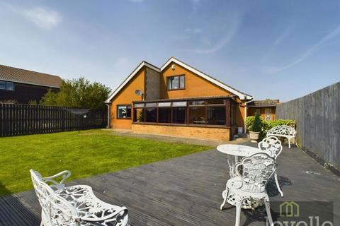 4 bedroom bungalow for sale - High Street, Ingoldmells, Skegness, Lincolnshire, PE25 1PT