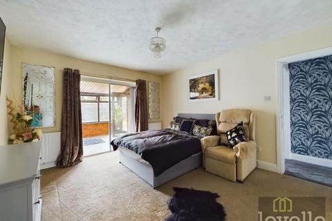 4 bedroom bungalow for sale - High Street, Ingoldmells, Skegness, Lincolnshire, PE25 1PT