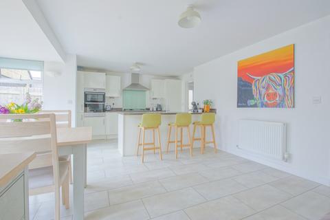 4 bedroom detached house to rent, Blush Crescent, Carterton, Oxfordshire, OX18