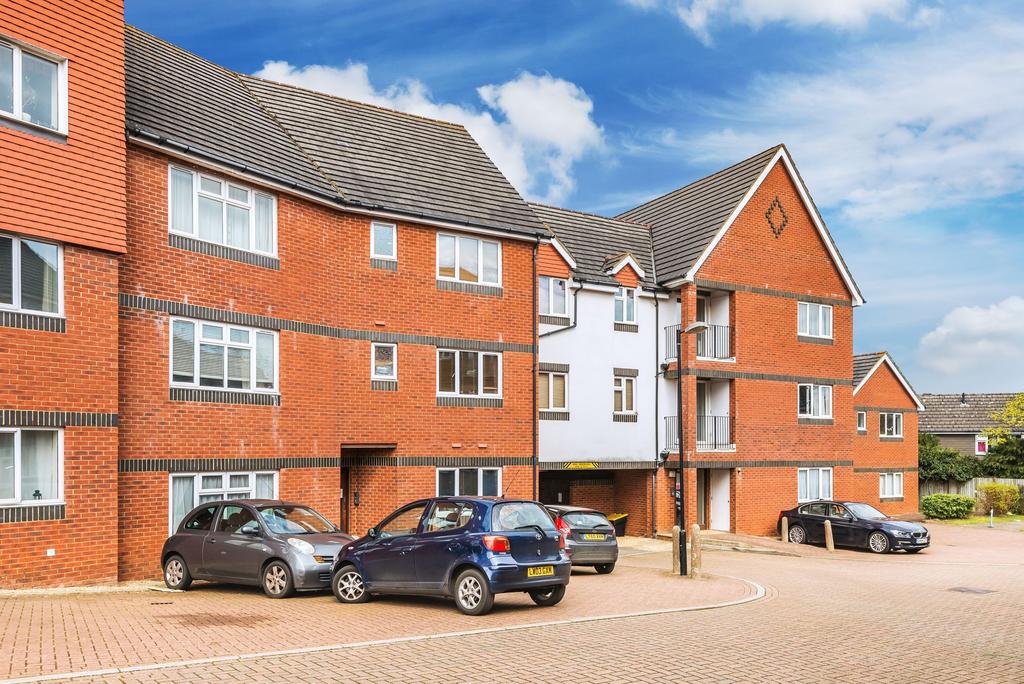 Tower Close, East Grinstead, RH19 1 bed flat £1,075 pcm (£248 pw)