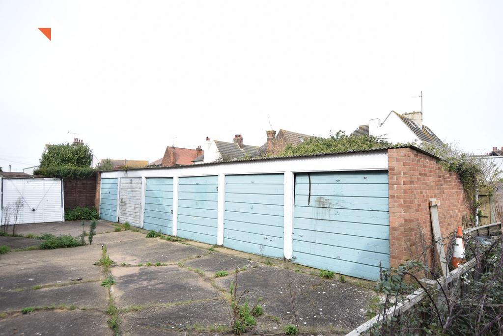 36 Chapman Road, ClactononSea 2 bed for sale £140,000