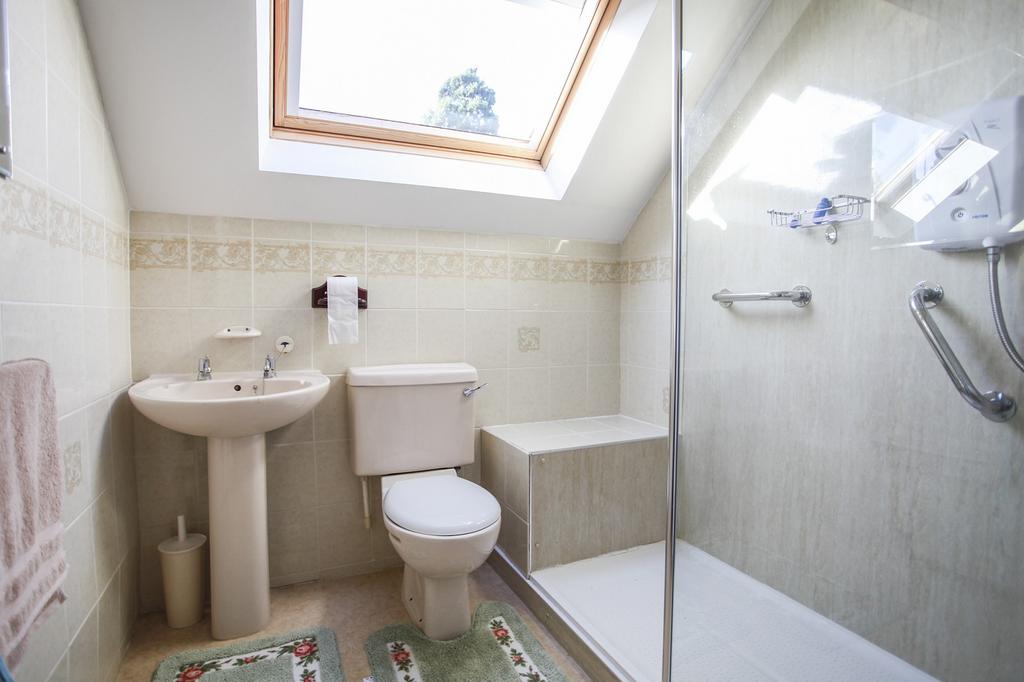 Primrose Court, MoretoninMarsh, Gloucestershire. GL56 0JG 3 bed semi