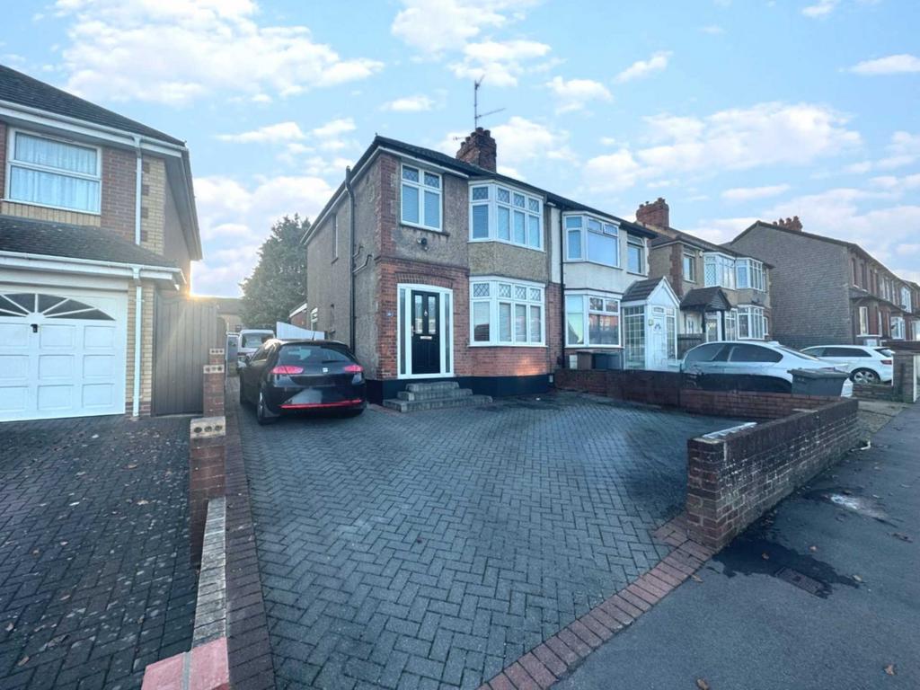 Oakley Road, Luton LU4 3 bed semidetached house for sale £375,000