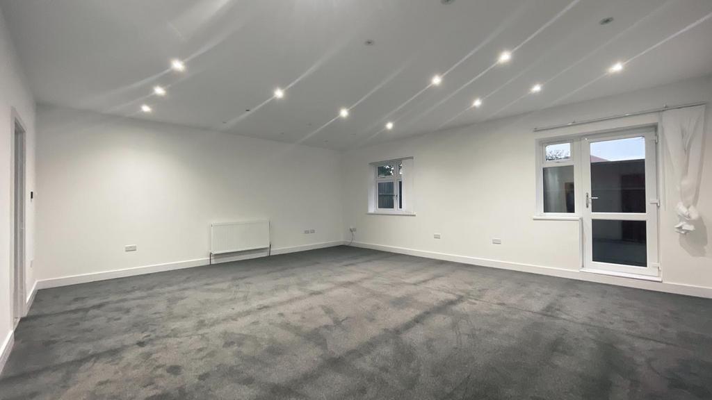 Farnham Road, Slough, SL2 Office to rent £1,500 pcm (£346 pw)