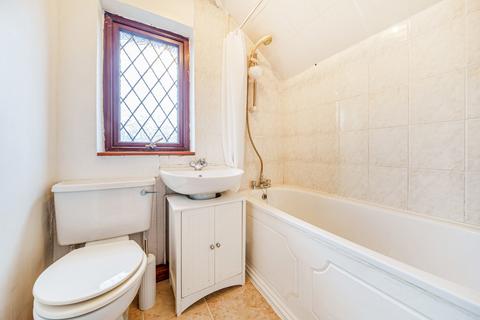 40 Acres Hall Crescent, Pudsey, LS28 9DZ