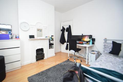 4 bedroom terraced house to rent, Harold Grove, Hyde Park LS6