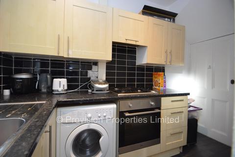 2 bedroom terraced house to rent, Thornville Road, Hyde Park LS6