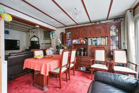 11 Ruxley Close, Epsom, KT19 9ND