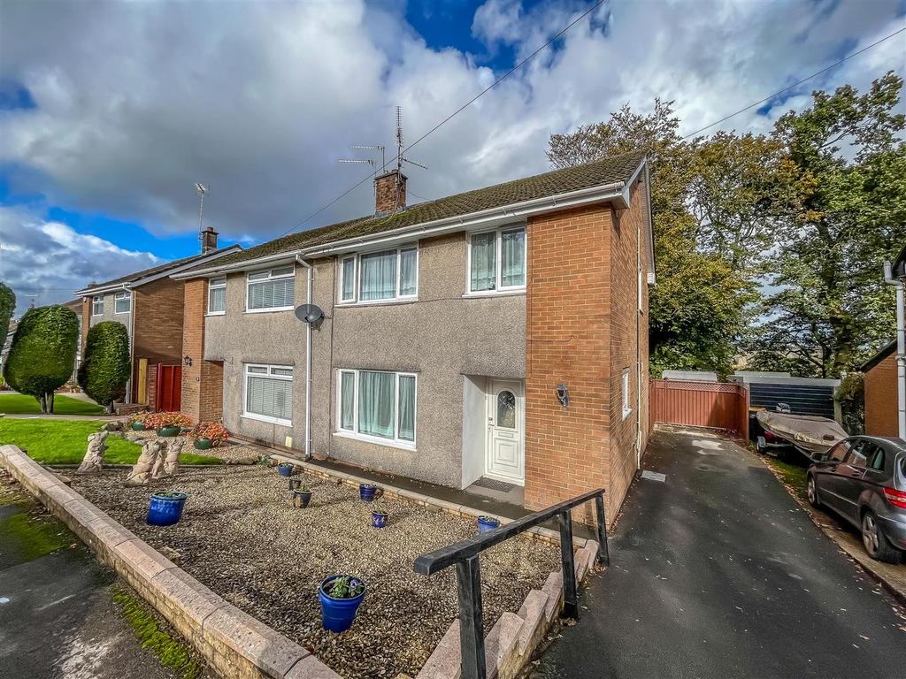 Laurel Road, Bassaleg, Newport 3 bed semidetached house for sale £