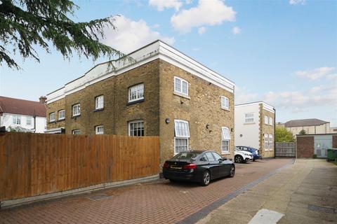 Studio to rent, Glebelands Court, Glebelands Avenue, South Woodford