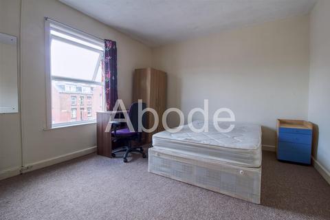 4 bedroom house to rent, Harold Avenue, Hyde Park, Leeds