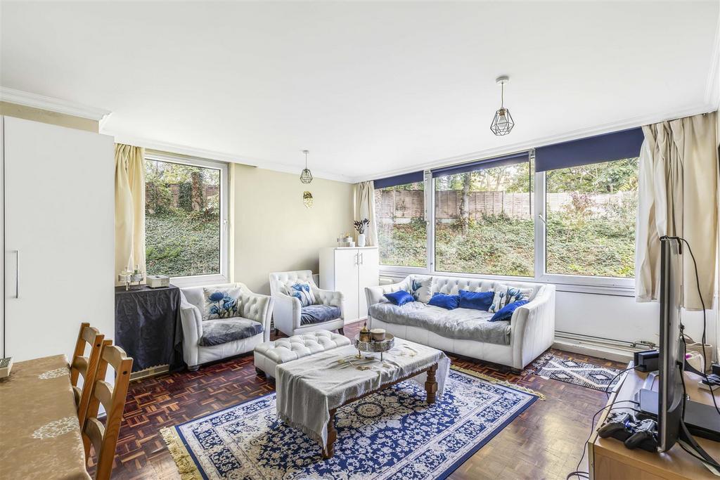 Queens Ride, Barnes, SW13 3 bed flat for sale £495,000