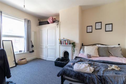 3 bedroom house to rent, Royal Park Avenue, Hyde Park, Leeds