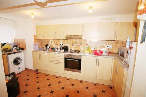 4 bedroom house to rent, Royal Park Avenue, Hyde Park, Leeds