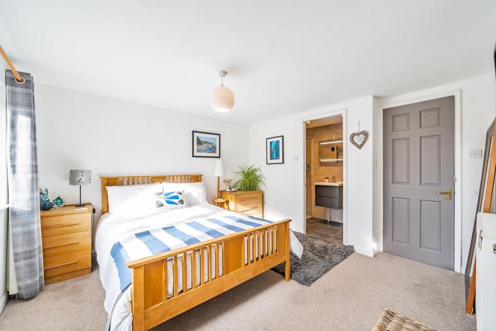 2 Kelfield Road - Bedroom photo.jpg