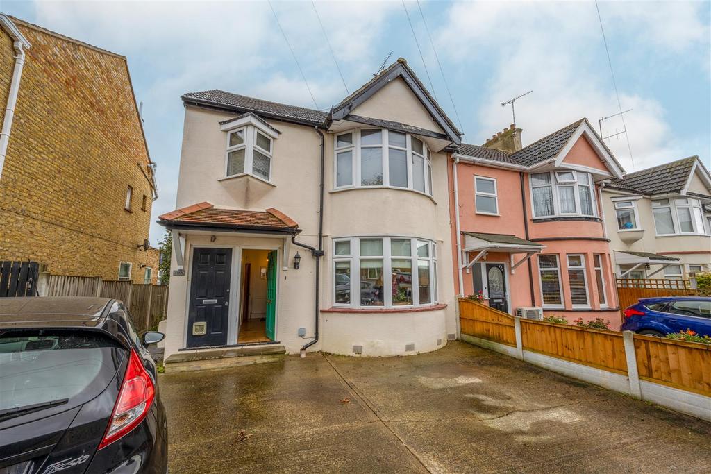 Southsea Avenue, LeighOnSea 1 bed apartment £260,000