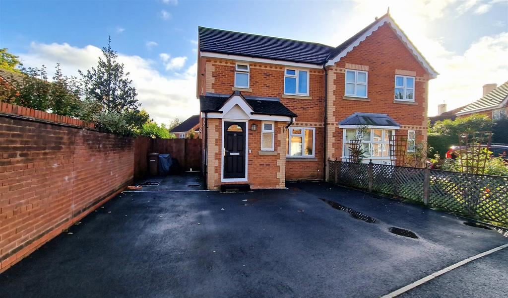 Rooks Nest Close, Pewsham, Chippenham 3 bed semidetached house for sale £285,000