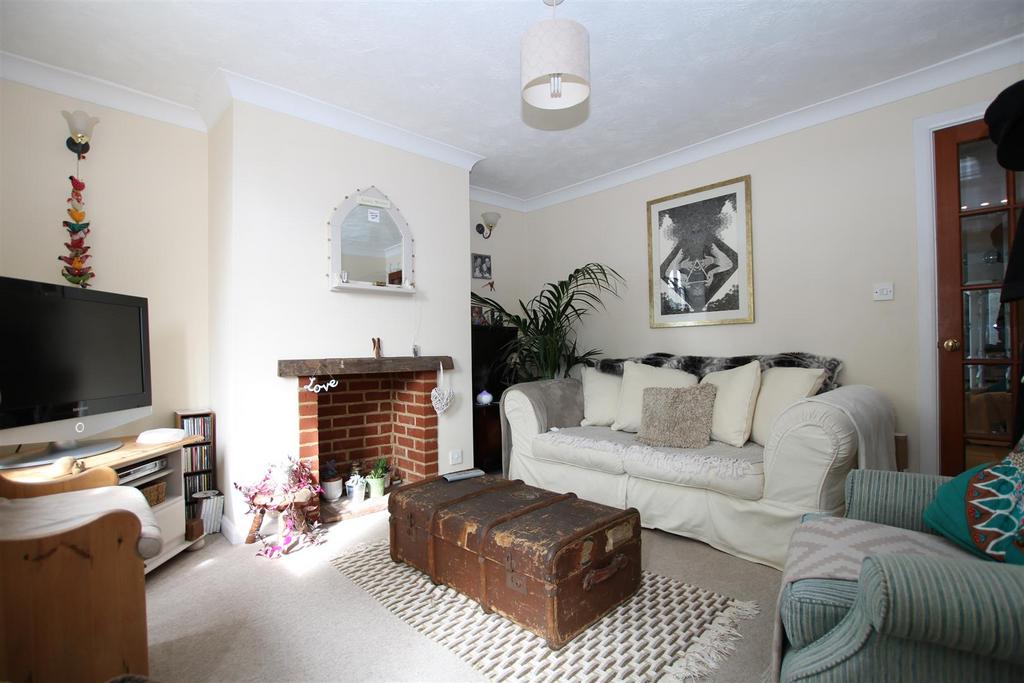 St. Leonards Road, Horsham 2 bed house £1,275 pcm (£294 pw)