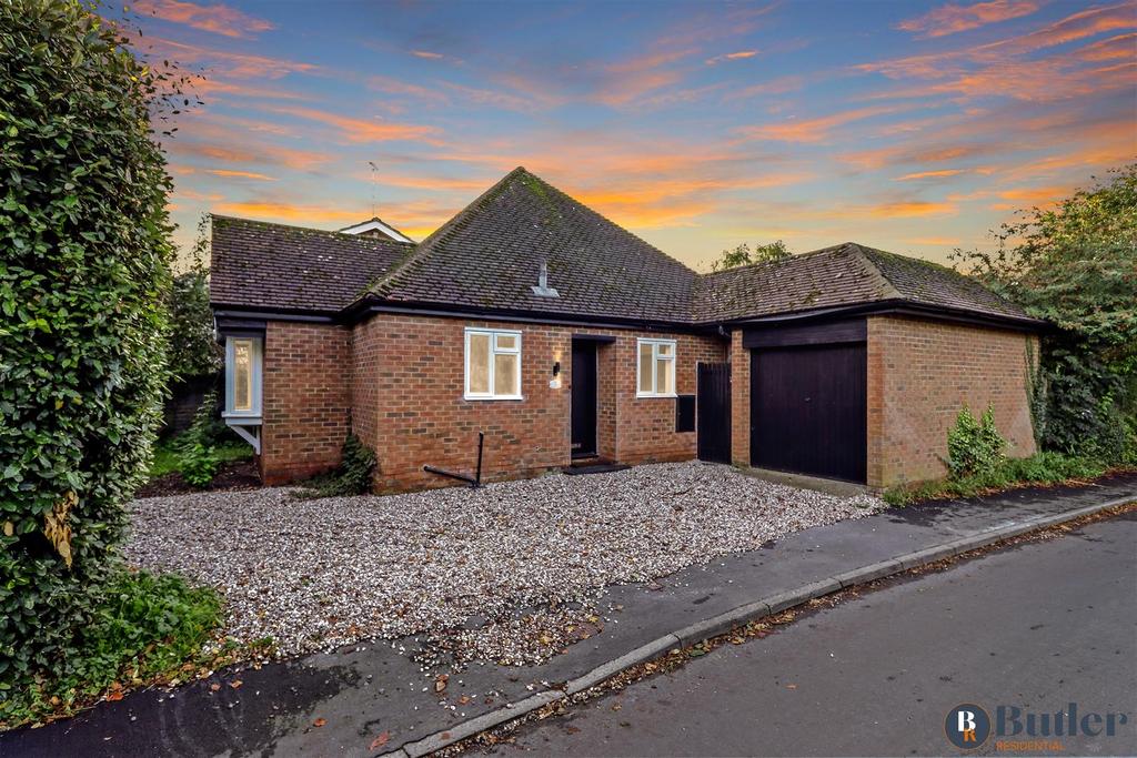 Kingfisher Close, Bourn, Cambridge 3 bed detached bungalow for sale £