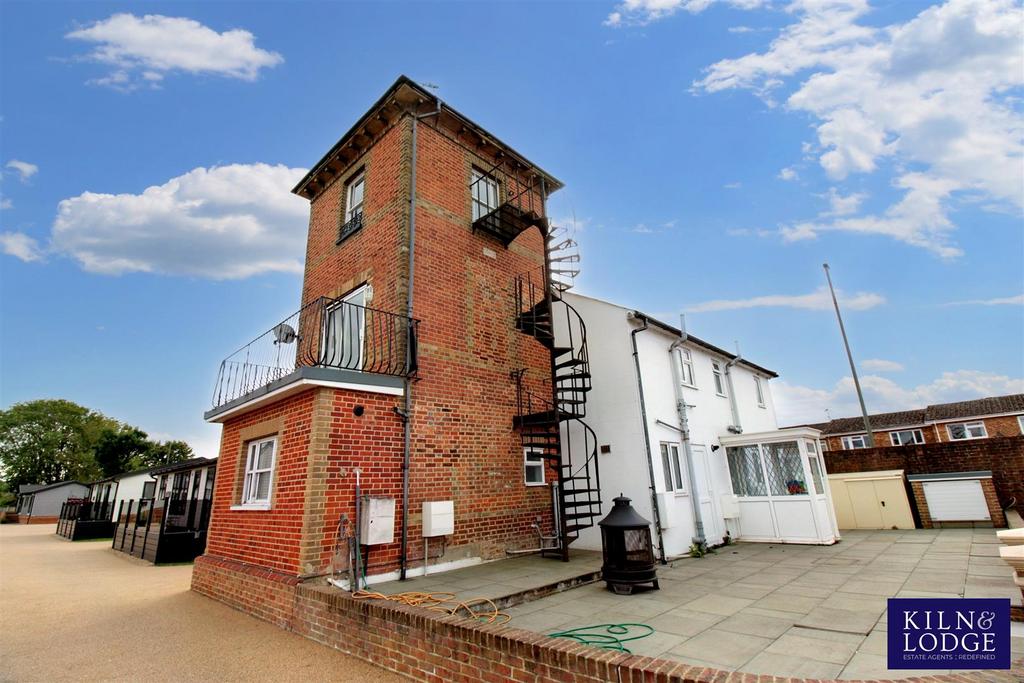 Chertsey Lane, StainesUponThames 1 bed house to rent £2,250 pcm (£