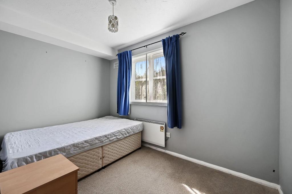 BCHUNTB - 8 Stirling Grove - Bedroom 2 (4).JPG