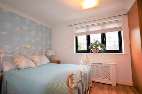 3 Randolph Grove, Romford, RM6 5EE