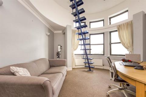 2 bedroom apartment for sale, Arragon Road, Twickenham