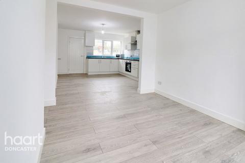 46 The Crescent, Dunscroft, Doncaster, DN7 4EW