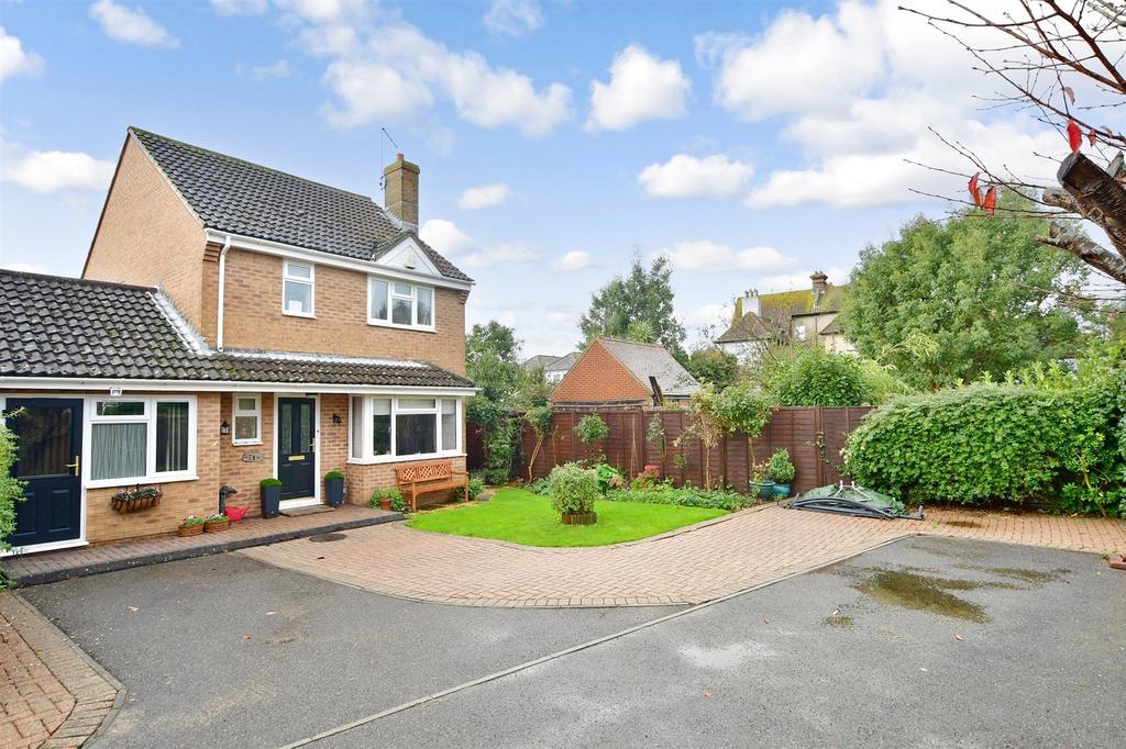 Trinity Way, Littlehampton, West Sussex 3 bed detached house for sale