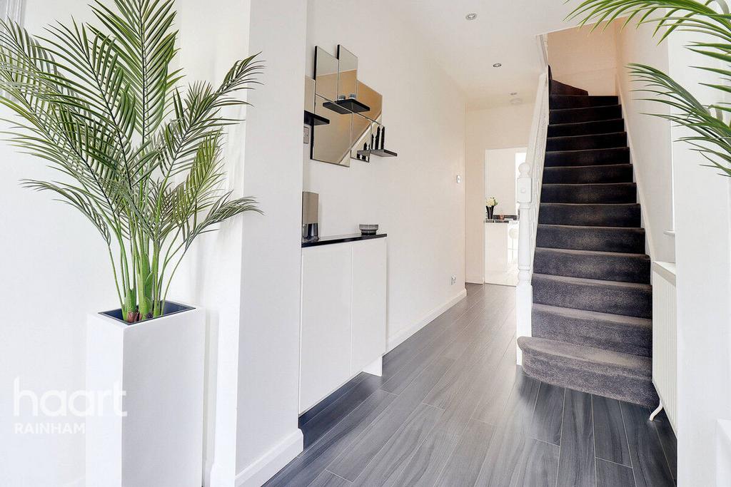 Findon Gardens, Rainham 3 bed semidetached house for sale £475,000