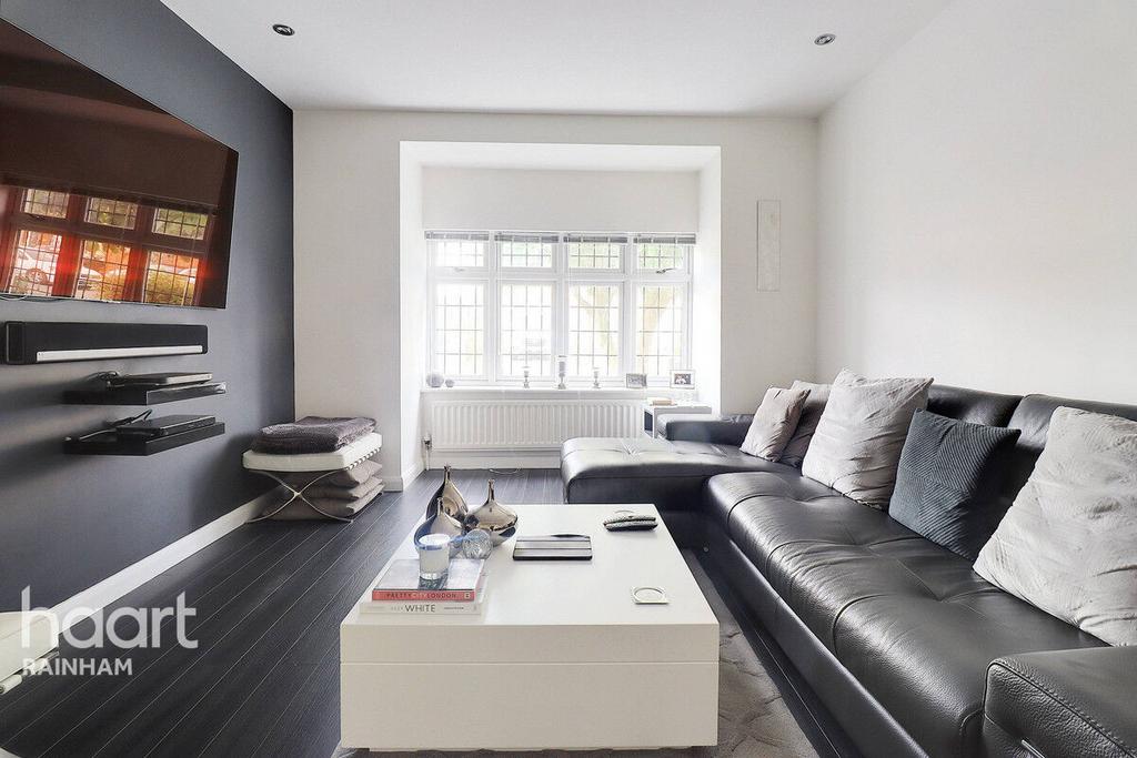 Findon Gardens, Rainham 3 bed semidetached house for sale £475,000