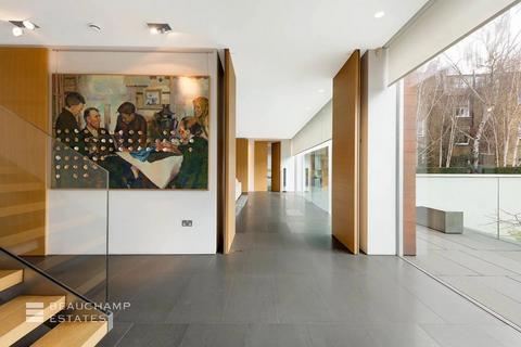 4 Pitt Street, London, W8 4NX